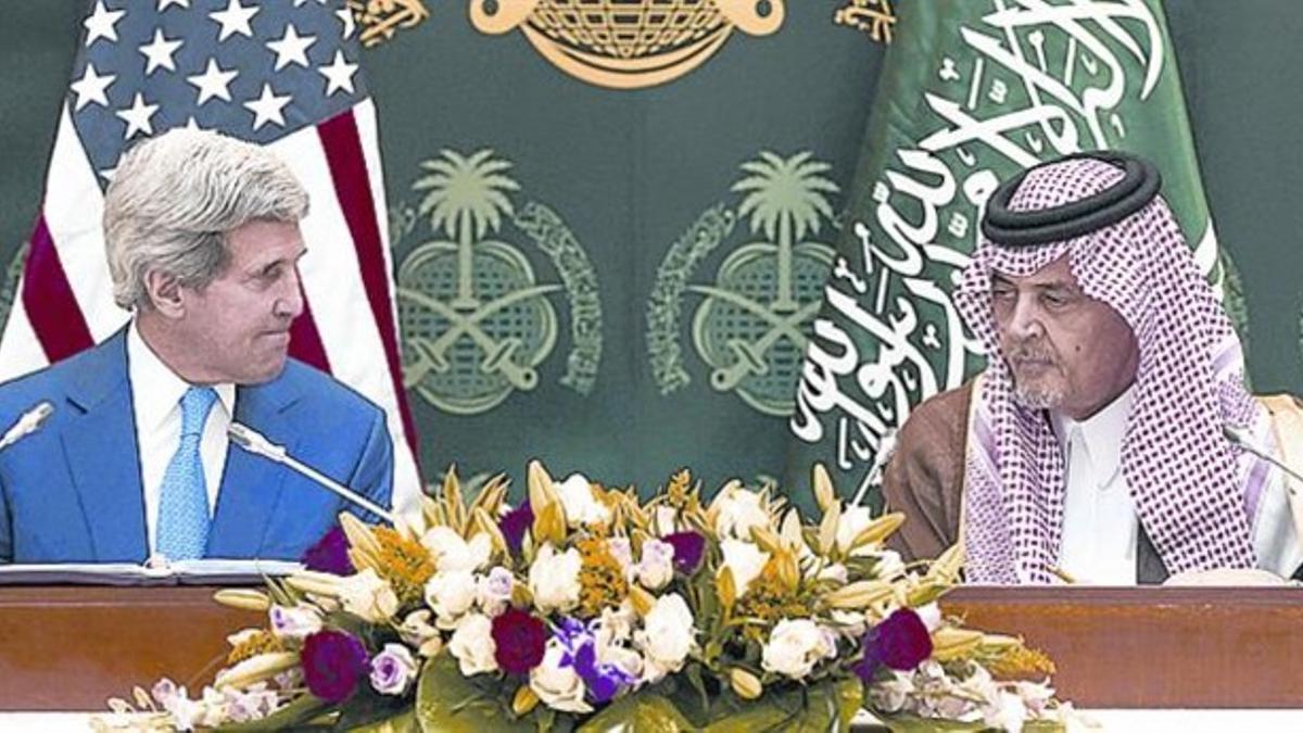 Kerry junto a su homólogo saudí Faisal bin Abdelaziz al Saud.