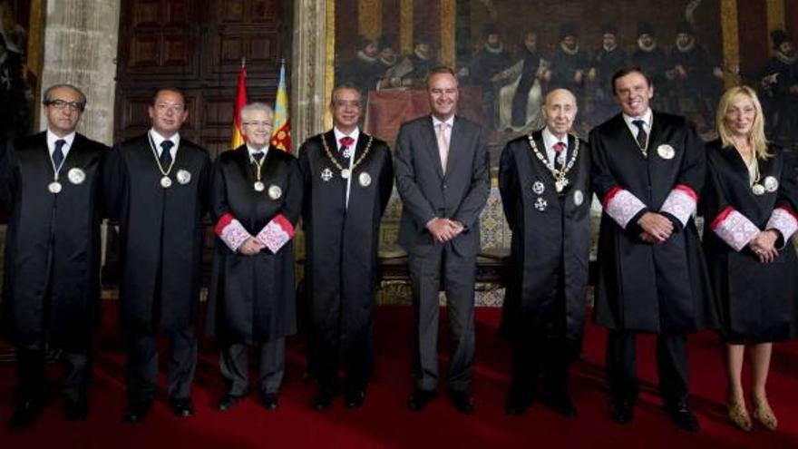 Fabra posa con el secretario del CJC y los consejeros Fliqute, Díez, Garrido, Mira, Pla y Mediavilla, en el Palau de la Generalitat.