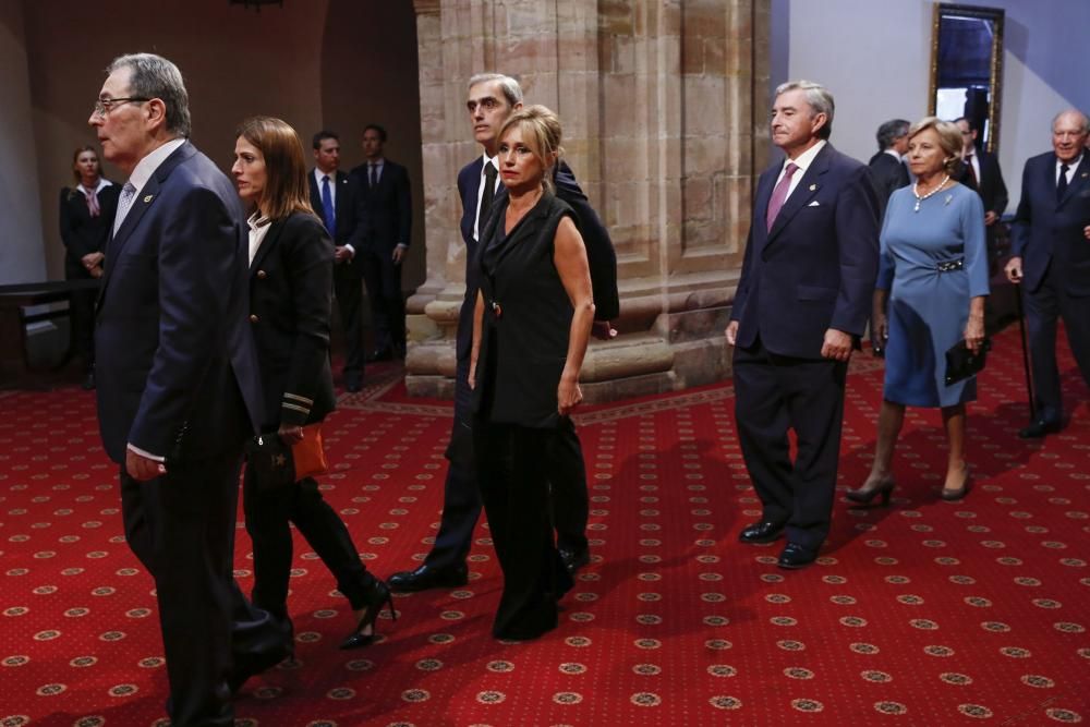 El Rey Felipe VI impone las insignias a los galardonados con los premios "Princesa de Asturias" 2017