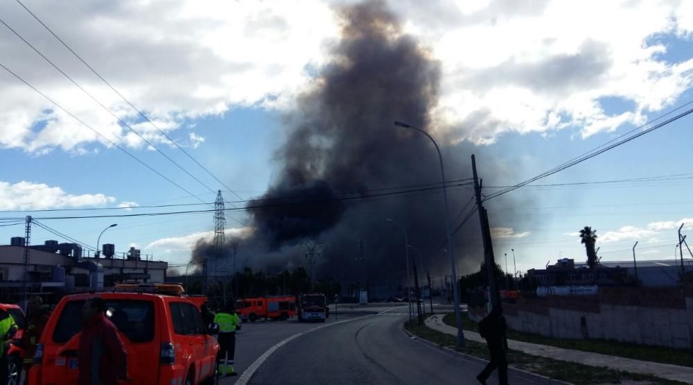 Espectacular incendi en una química de Paterna