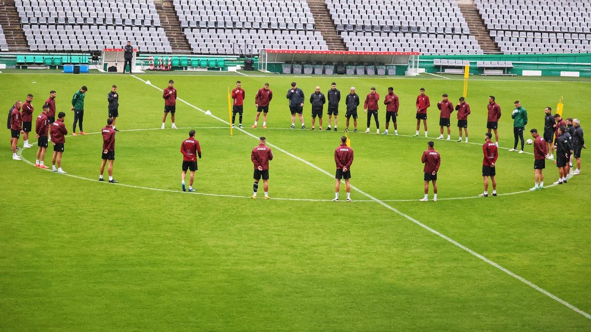 Los jugadores del Córdoba CF realizan un minuto de silencio en El Arcángel en memoria de Álvaro Prieto.