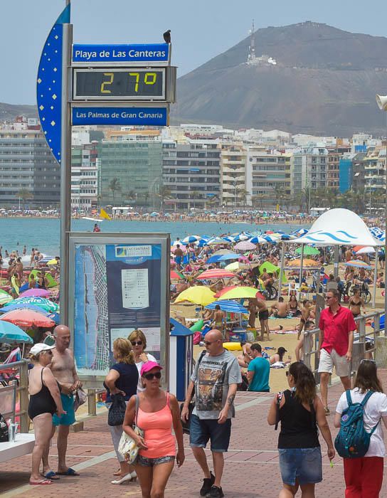Playa de Las Canteras con termómetros marcanco ...