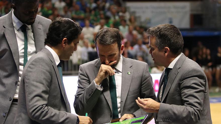 Joan Plaza y el resto el cuerpo técnico dialogan durante un partido reciente en el Martín Carpena.