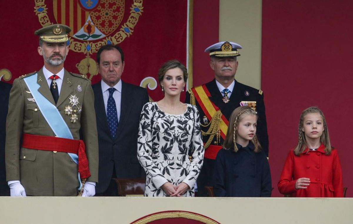 Letizia Ortiz, Felipe VI, la Princesa Sofía y la Infanta Leonor en el desfile del 12 octubre 2016
