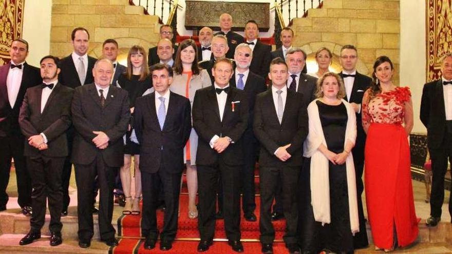 Alfredo Machín, presidente de Cum Laude, en el centro, junto a premiados y miembros de la organización, en la entrega de los galardones.