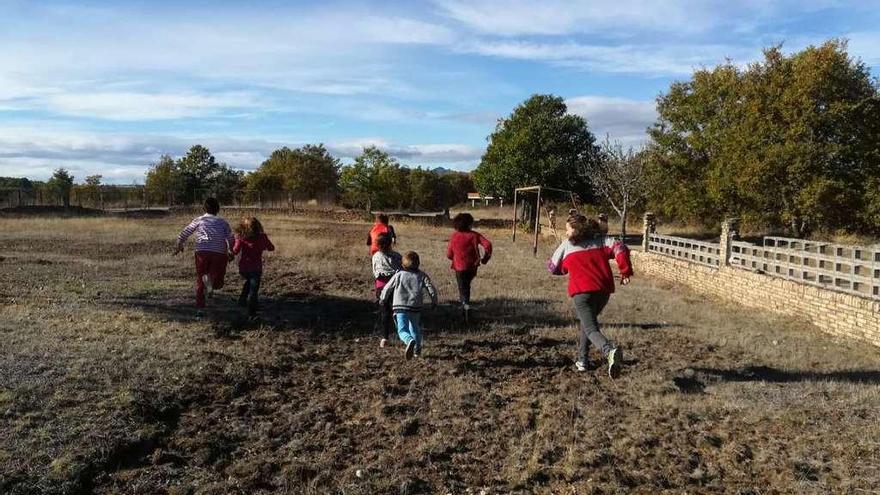 Los alumnos de Mahíde a la carrera por los campos del recinto escolar.