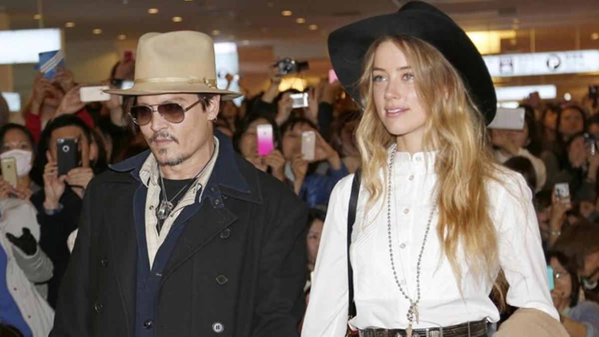 Johnny Depp y su novia, Amber Heard, el pasado 14 de mayo en el aeropuerto de Tokio