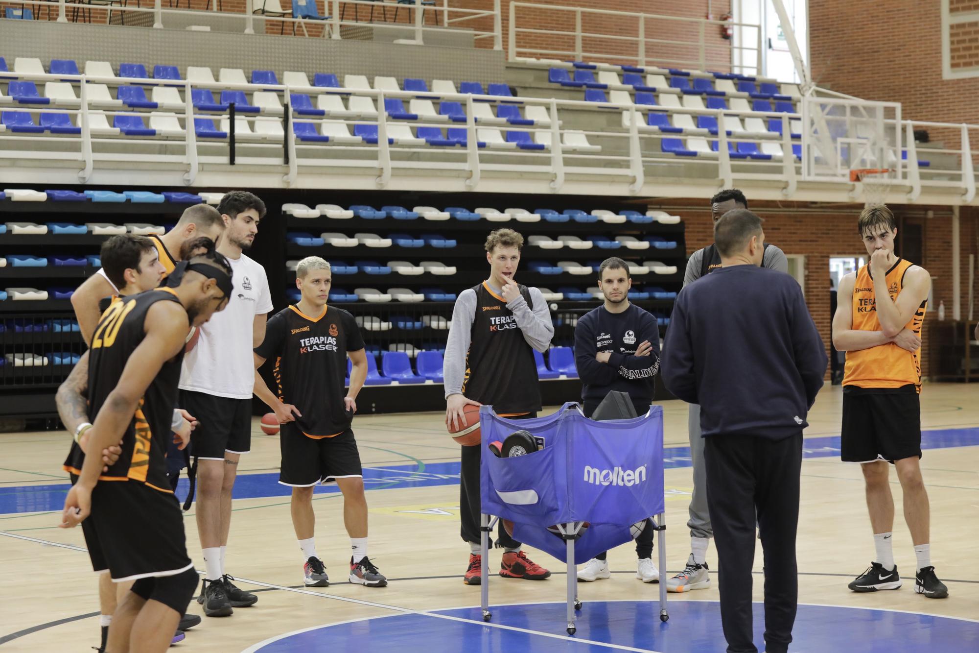 Entrenamiento del Oviedo Club Baloncesto en Pumarín