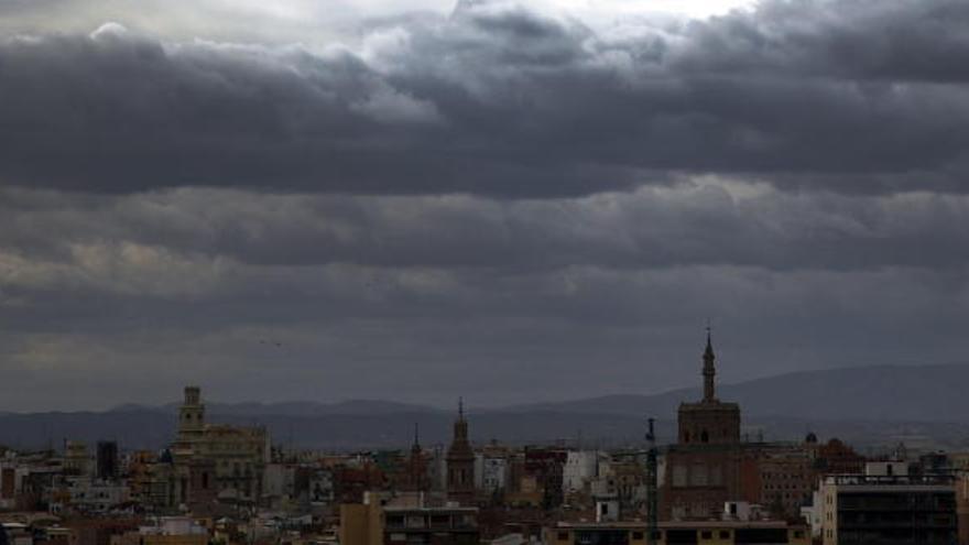 Valencia ha amanezido nublada este viernes.
