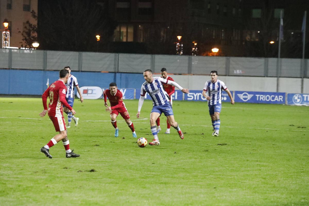 Una jugada del Avilés-Tenerife de la primera vuelta
