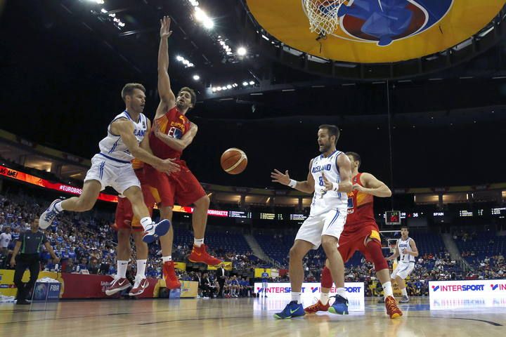 Imágenes del partido entre Islandia y España en la cuarta jornada del Eurobasket