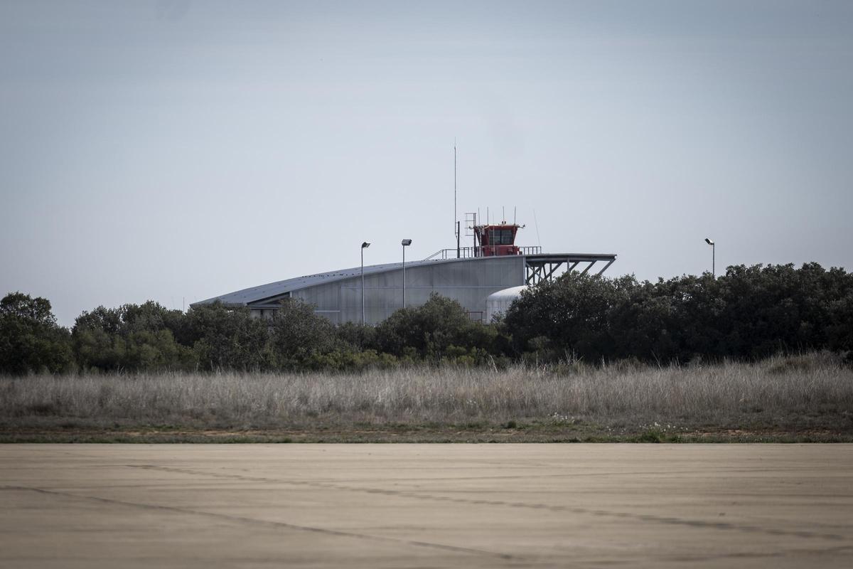 En imágenes | Este es el estado actual del aeropuerto Huesca-Pirineos, el menos utilizado de España