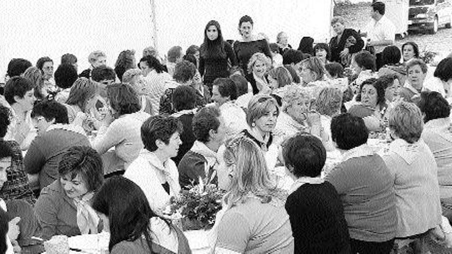 Asistentes al encuentro anual de mujeres, ayer, en el área recreativa de Toiriz. / BERNABÉ/GUTIER