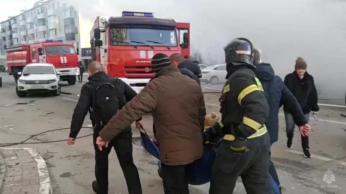 Servicios de emergencias trasladan a un herido tras el ataque ucraniano en la localidad rusa de Belgorod.