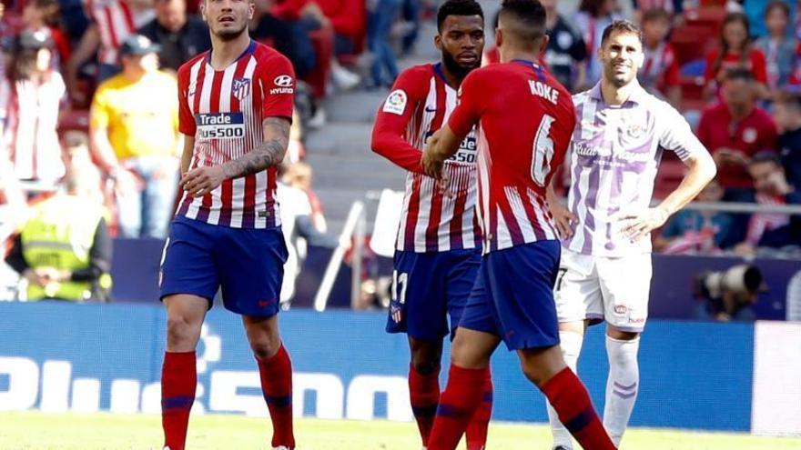 El Atlético gana por inercia, el Valladolid clama contra el VAR