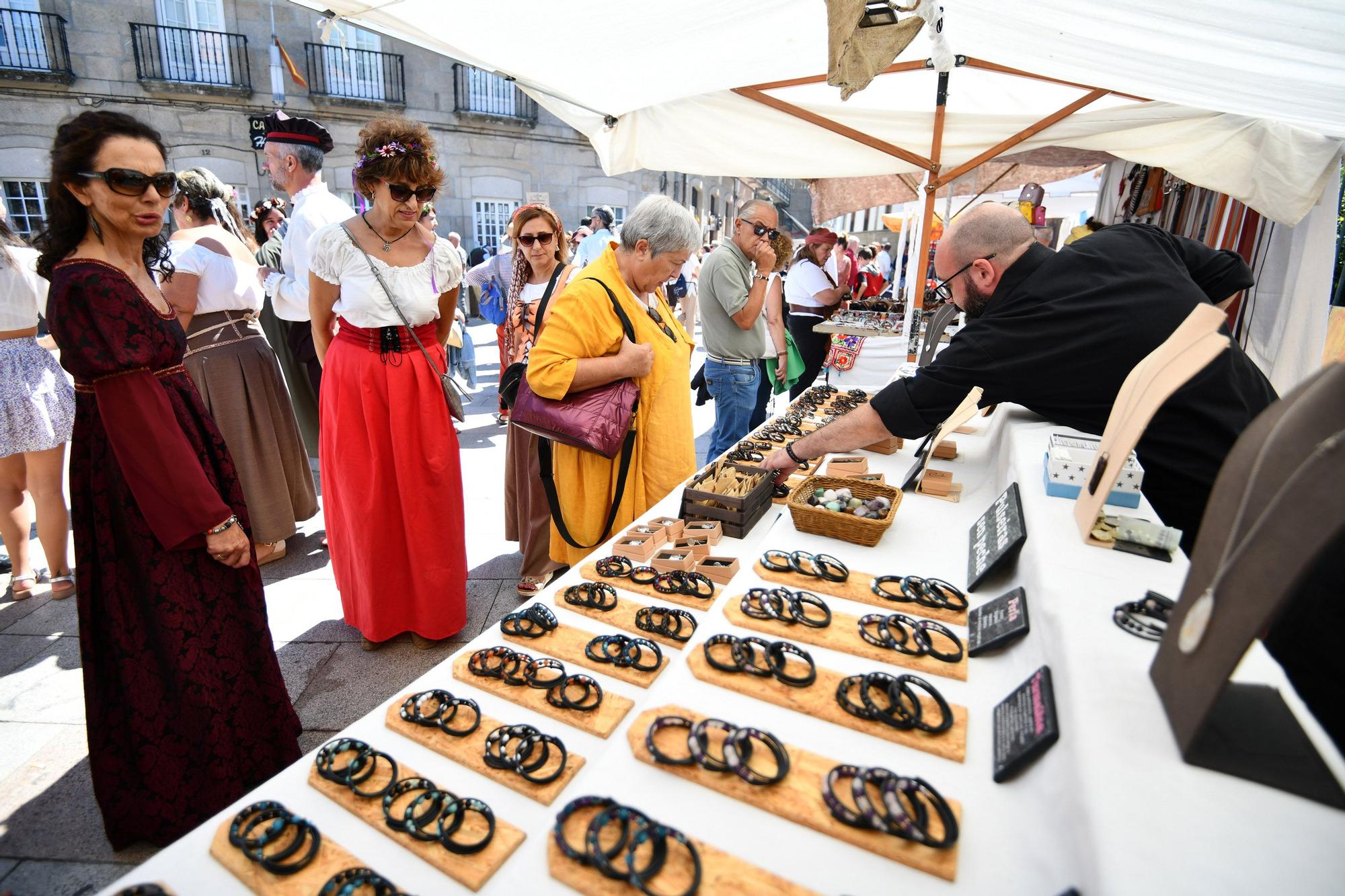 Cortesanos, bufones, damas y caballeros celebran el retorno de su señor: la Feira Franca anima Pontevedra