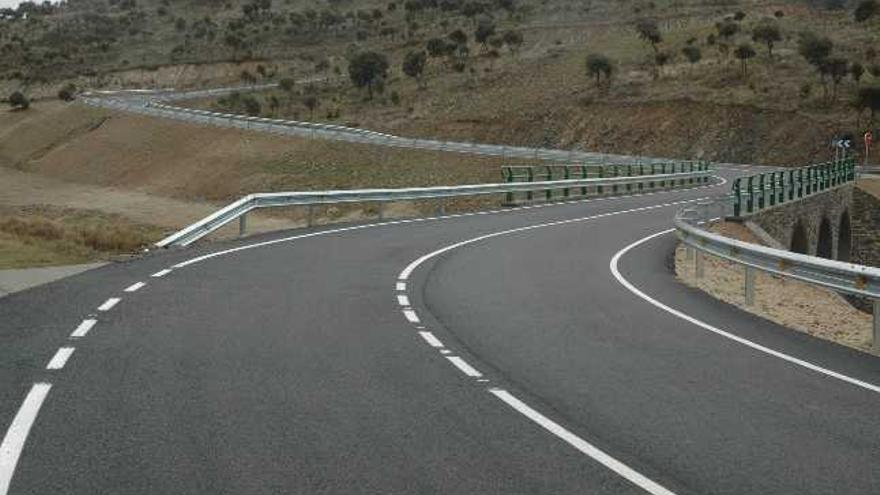 Trazado de la nueva carretera abierta entre Castro y Paradela