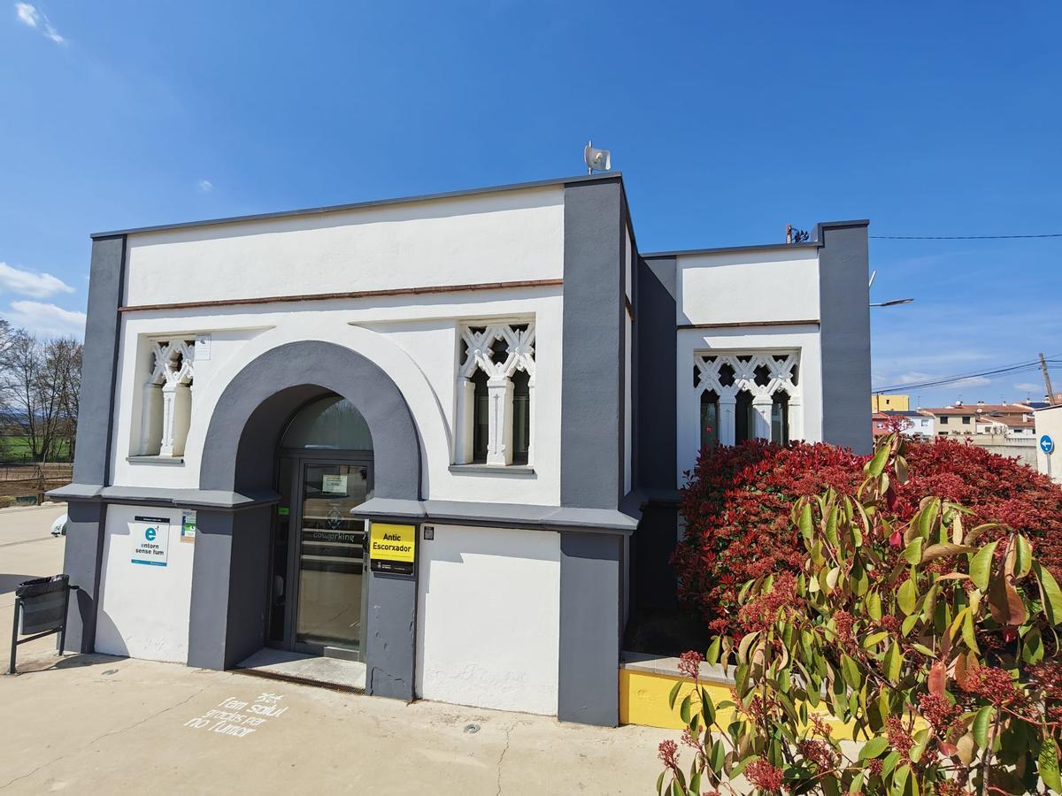 L’Espai Coworking Vidreres, situat a l’Antic Escorxador, ofereix punts de treball per a professionals, autònoms i emprenedors.