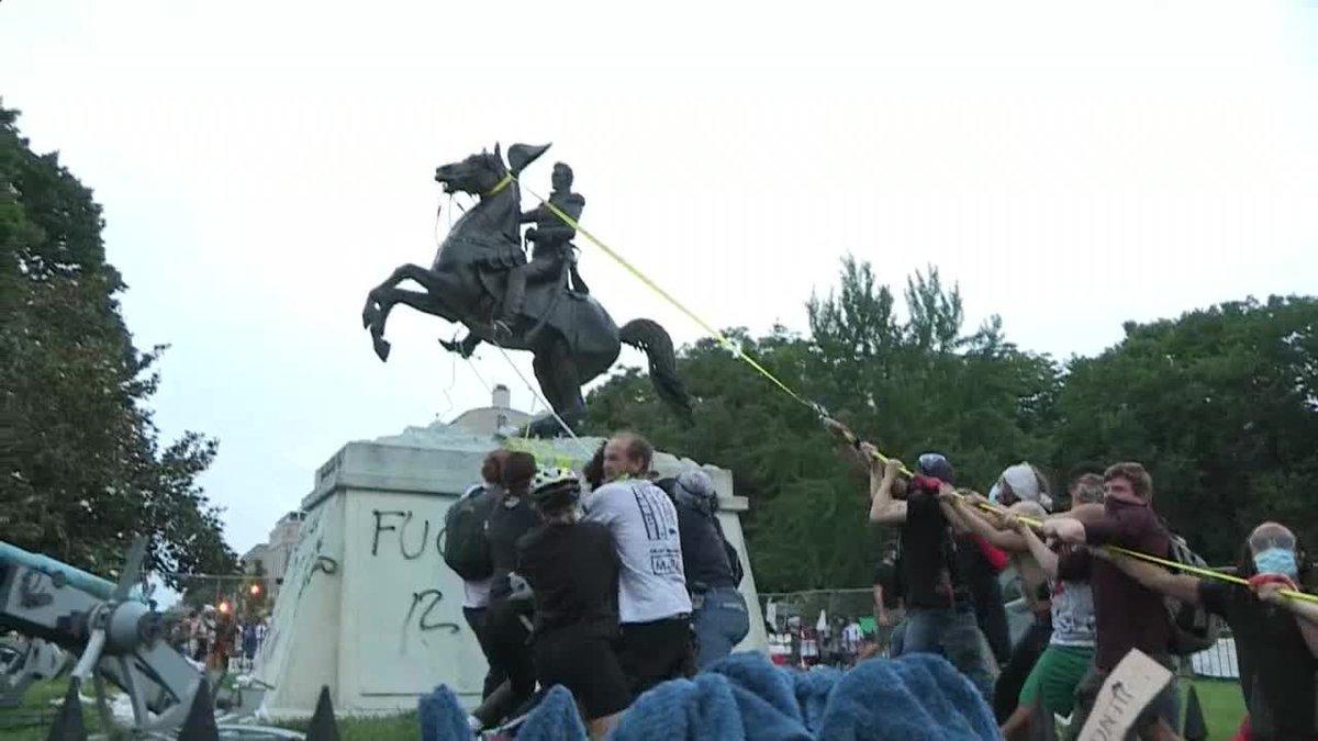 Policías federales en Estados Unidos evitaron este lunes con cargas que manifestantes derribaran la estatua del expresidente Andrew Jackson (1829-1837) enfrente de la Casa Blanca en el marco de las protestas raciales que sacuden el país.