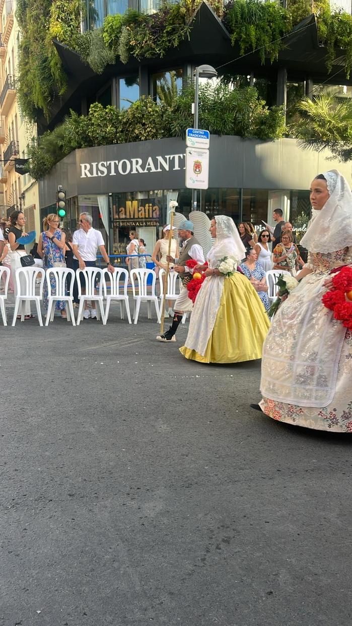 Berta y la corte completan la Ofrenda de Alicante