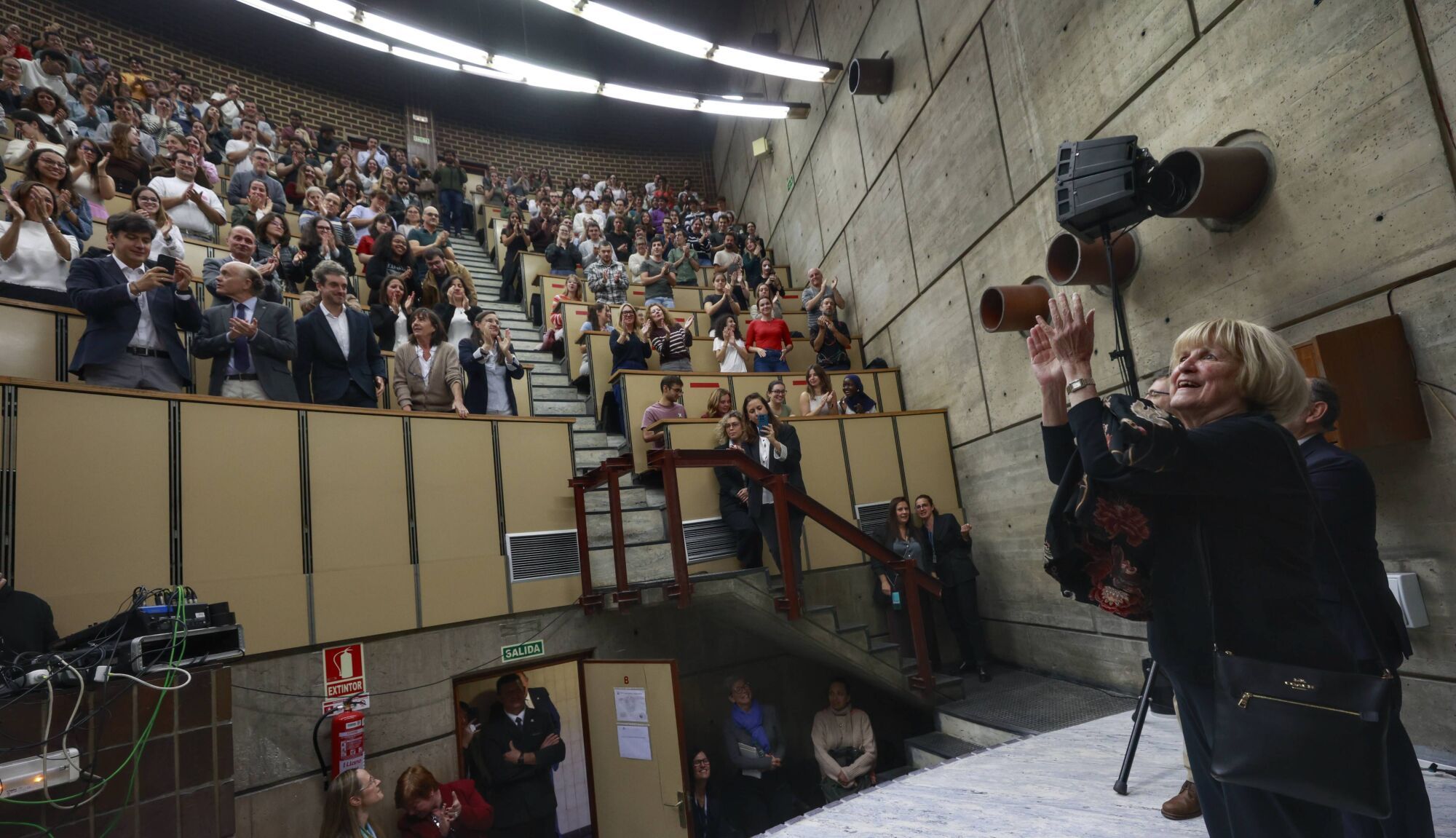 Marie-Claire King visita el Instituto Universitario de Oncología y mantiene un encuentro con profesores y estudiantes en la Facultad de Medicina