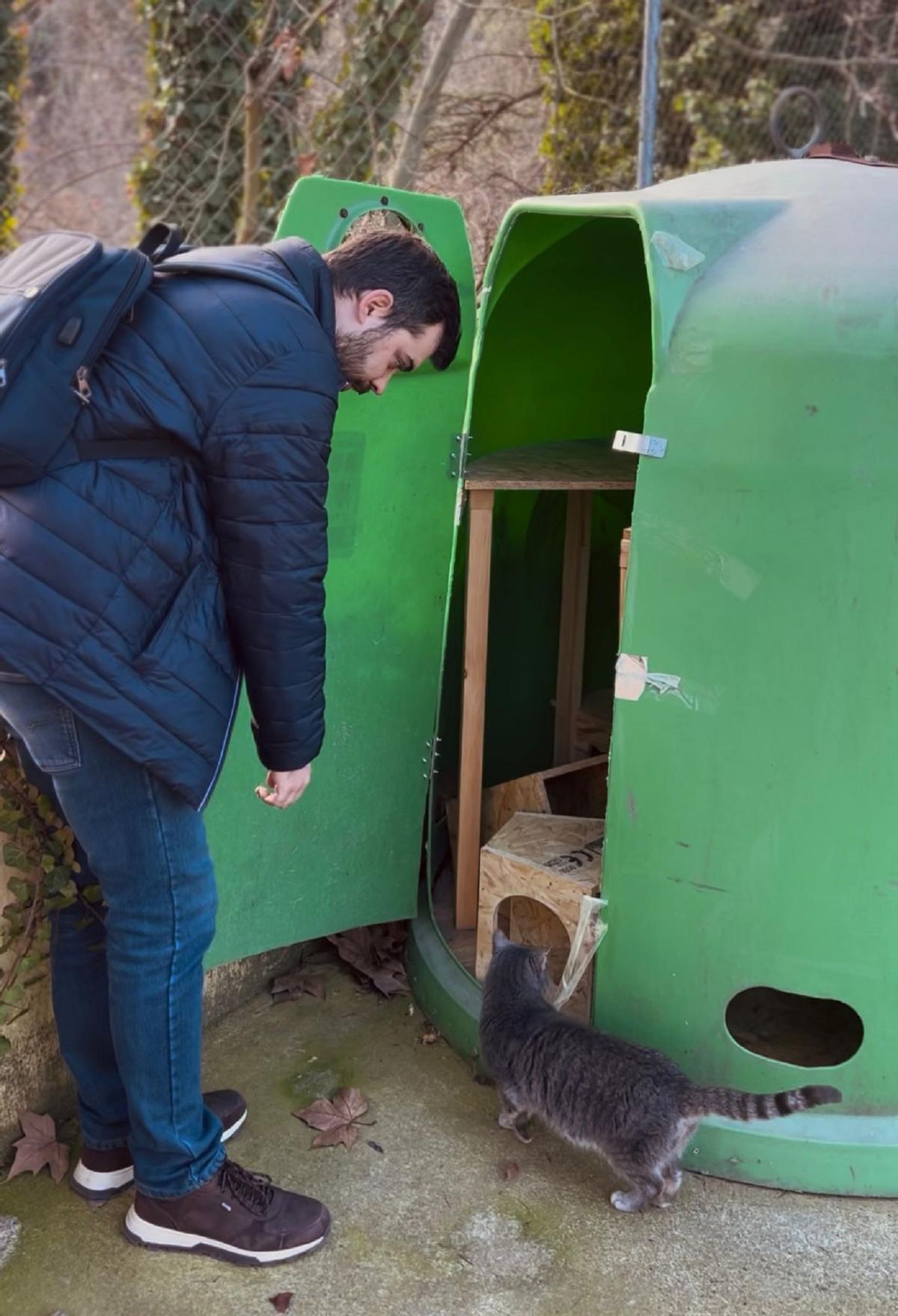 El concejal de Salud Pública en uno de los iglús reconvertidos para los gatos