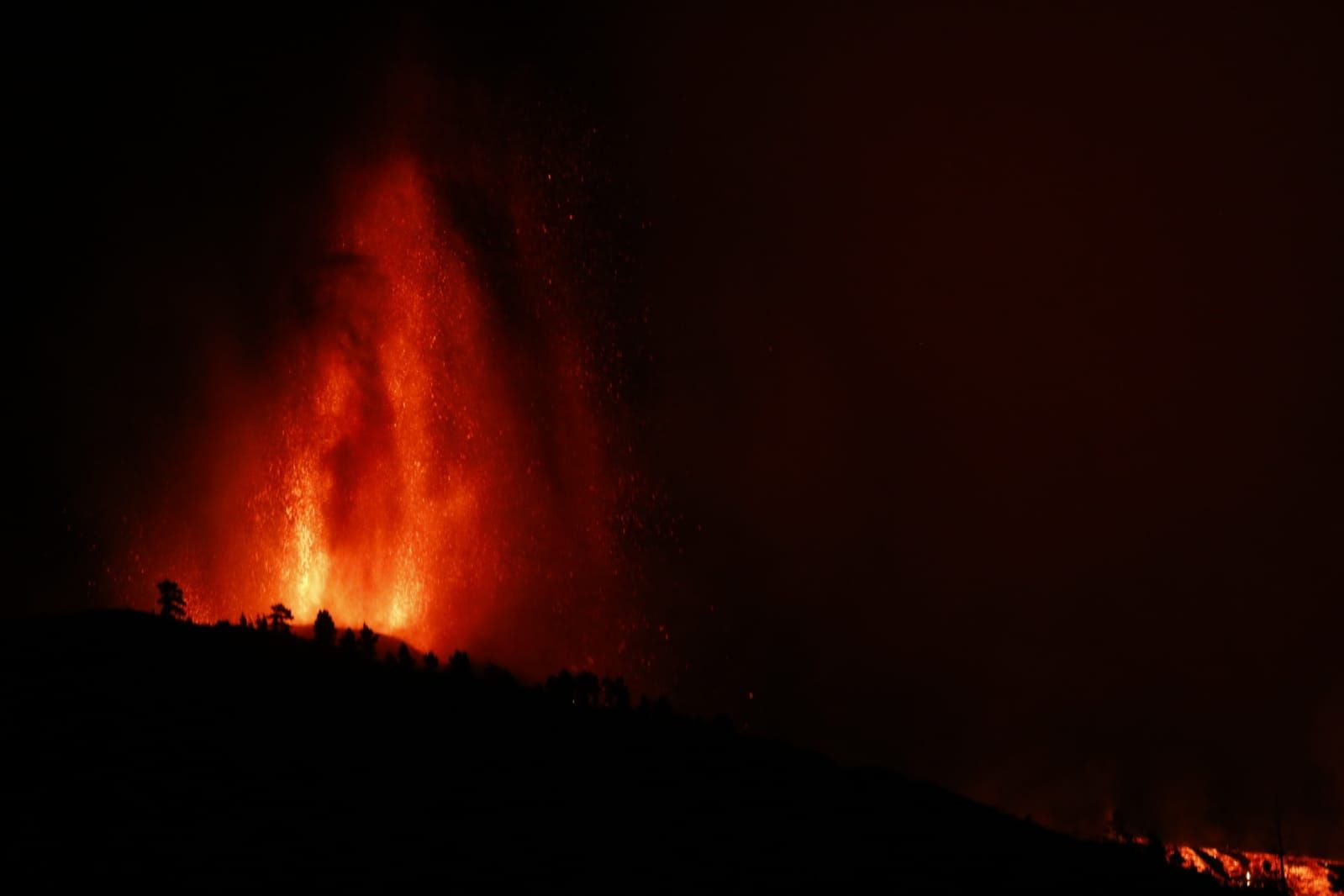 Erupción volcánica: la lava de noche