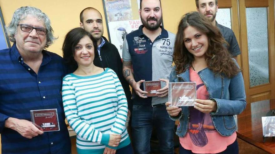 Alberto Toyos y la directora del Instituto Asturiano de la Juventud, con el grupo "Efectos Personales".
