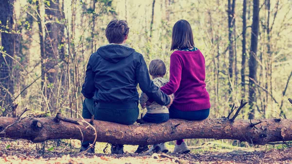 Una familia descansa en el bosque