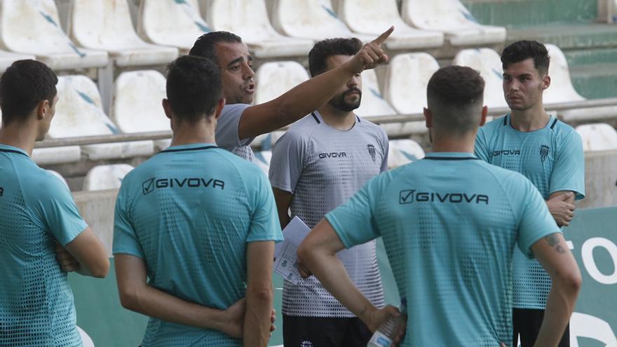 Germán Crespo da instrucciones a sus jugadores este sábado en El Arcángel en el ensayo ante el filial.