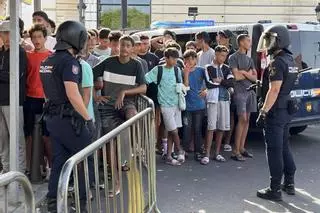 El Govern compagina l’acollida dels menors amb l’agilitació de les expulsions per resoldre la crisi de Ceuta