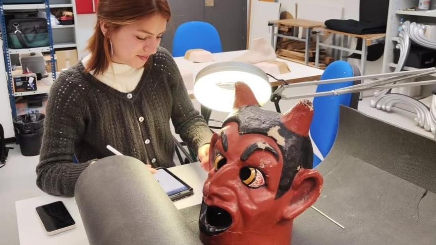 Una alumna ante el cabezudo del "Diablo"