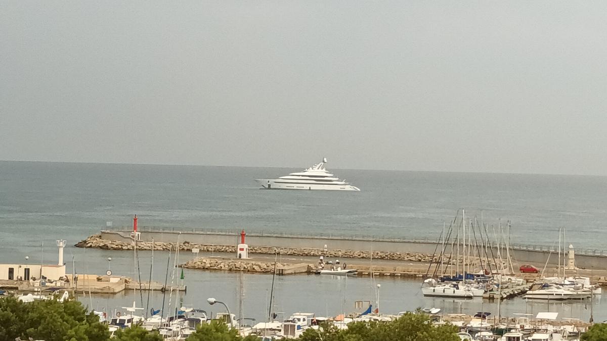 Die Gigayacht Avantage am Hafen von Palma de Mallorca