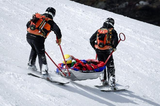 Cornelia Huetter es evacuada en camilla después de su caída durante el descenso femenino de la Copa del Mundo FIS disputado en Grandvalira Soldeu - El Tarter, en Andorra.