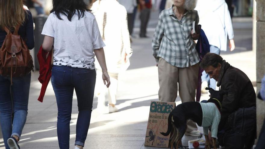 Chema, con su perrita &quot;Maus&quot;.