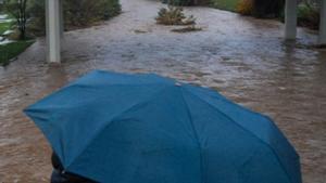 Un ciutadà observa el Parc Fluvial del Besòs. | JORDI OTIX