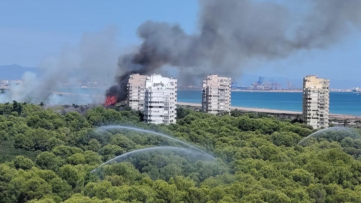 Los cañones funcionando durante el incendio del pasado jueves