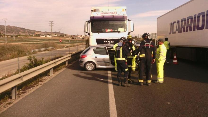 Los servicios de emergencias acudieron para ayudar a la mujer atrapada en su vehículo.