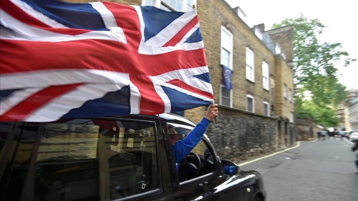 jgblanco34435766 a taxi driver holds a union flag  as he celebrates following160624141714