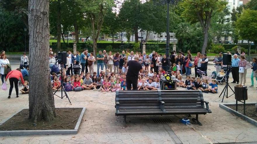 El mago Julianini ameniza el cierre del programa estival de bibliotecas de Oviedo