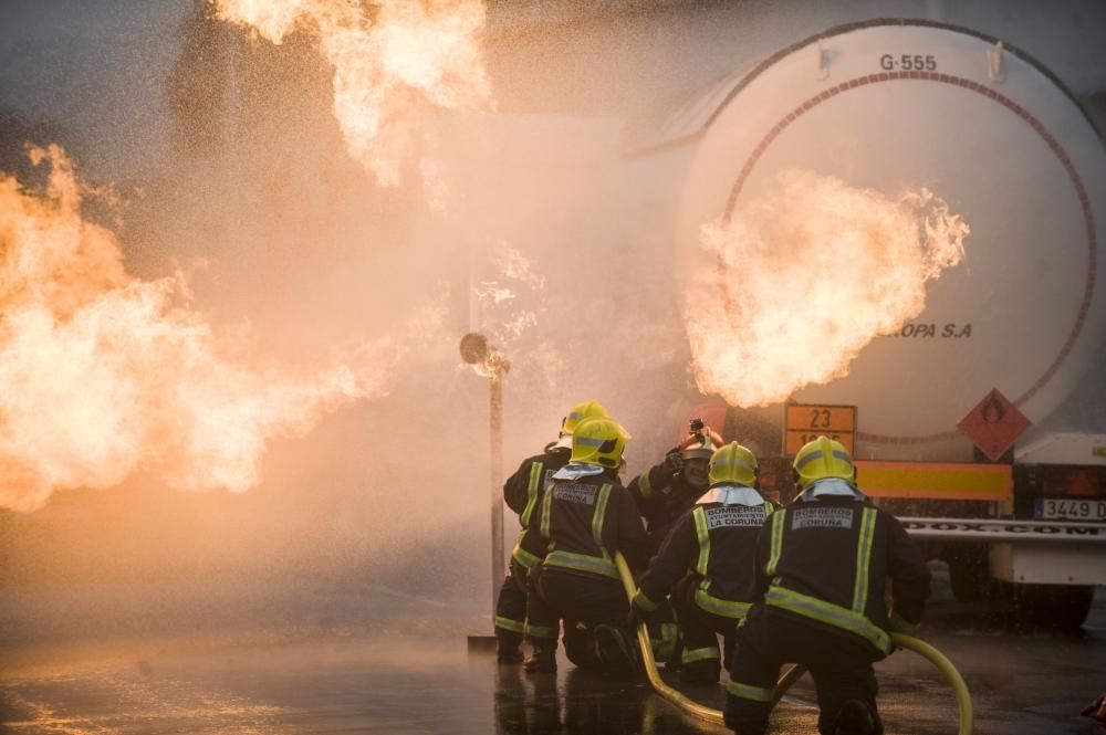 Bomberos y personal de los equipos de emergencias ensayan cómo intervenir en caso de accidente con mercancías peligrosas