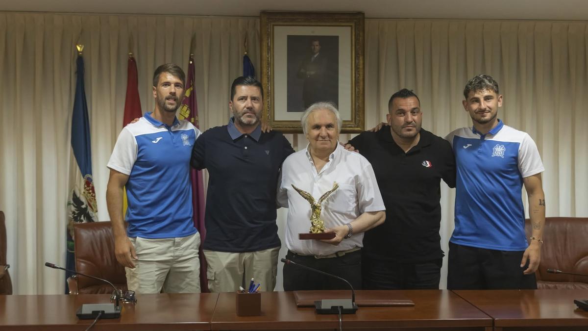 Pedro Reverte y Adrián Herández junto al presidente Alfonso García.