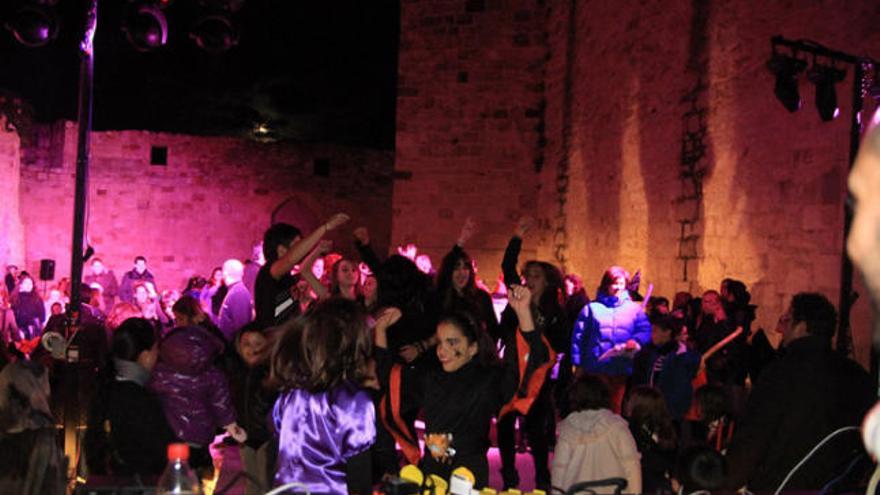 Numeroso público disfruta de la fiestas de Halloween en el Castillo de Zamora, el año pasado.