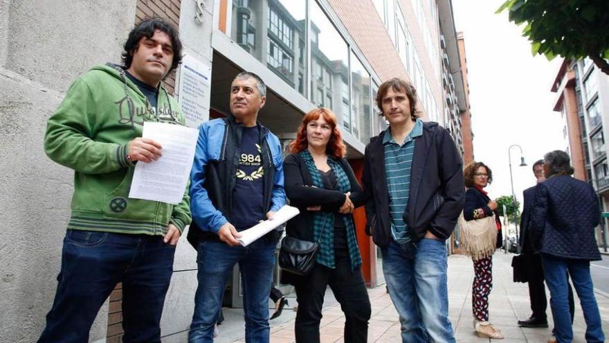 Por la izquierda, David Salcines, Xune Elipe, Eva Fernández y Primitivo Abella, ayer, delante del Juzgado de Avilés, donde presentaron el escrito.