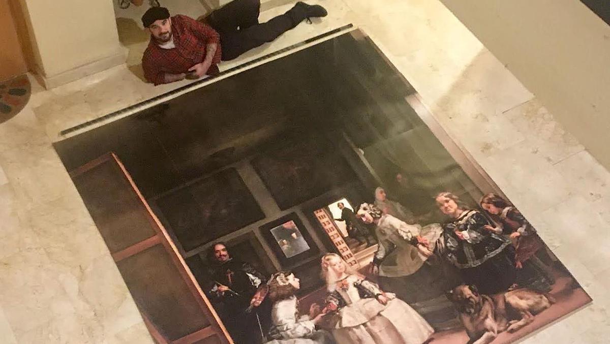 Emilio Cendón, con una reproducción enorme del cuadro en su vivienda.