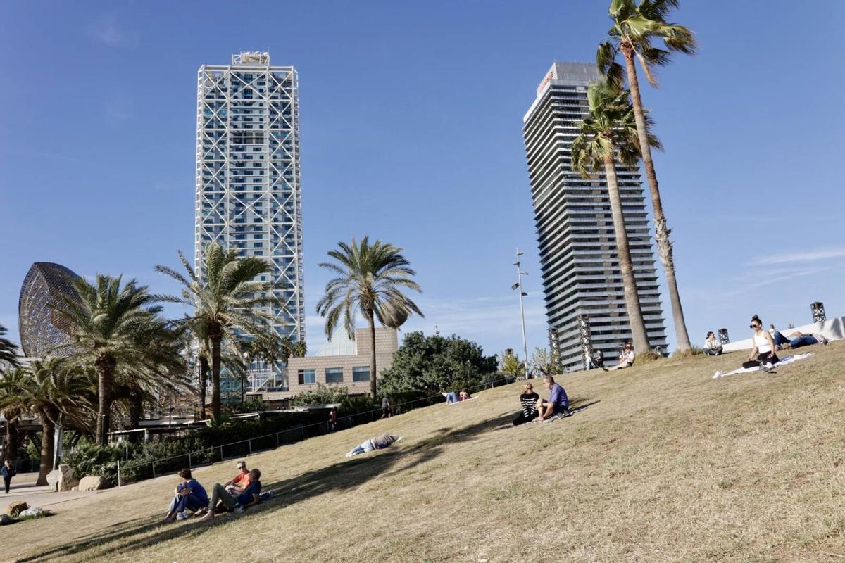 Barceloneses acuden a la playa por las altas temperaturas de noviembre