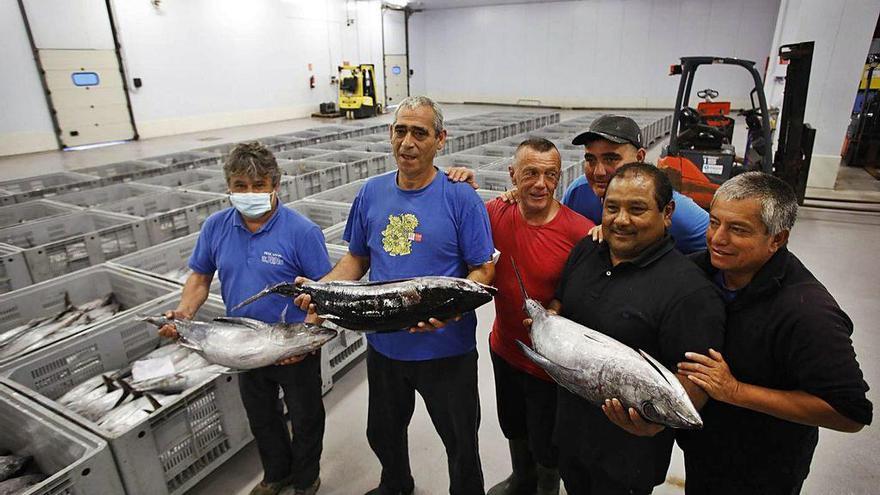 Por la izquierda, Celso Sánchez, el primer comprador de bonito en la lonja de Gijón, junto a Juan Carlos Suárez, Gaizka Fuente, Gaizka Léniz, Teófilo Alcántara y Humberto Ramírez.