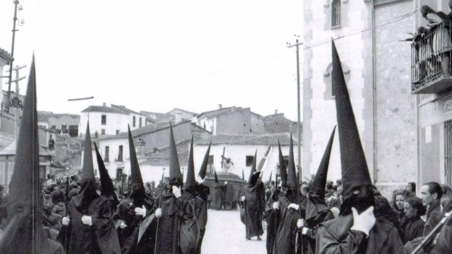 Primer desfile procesional de Jesús en su Tercera Caída, en el año 1943.