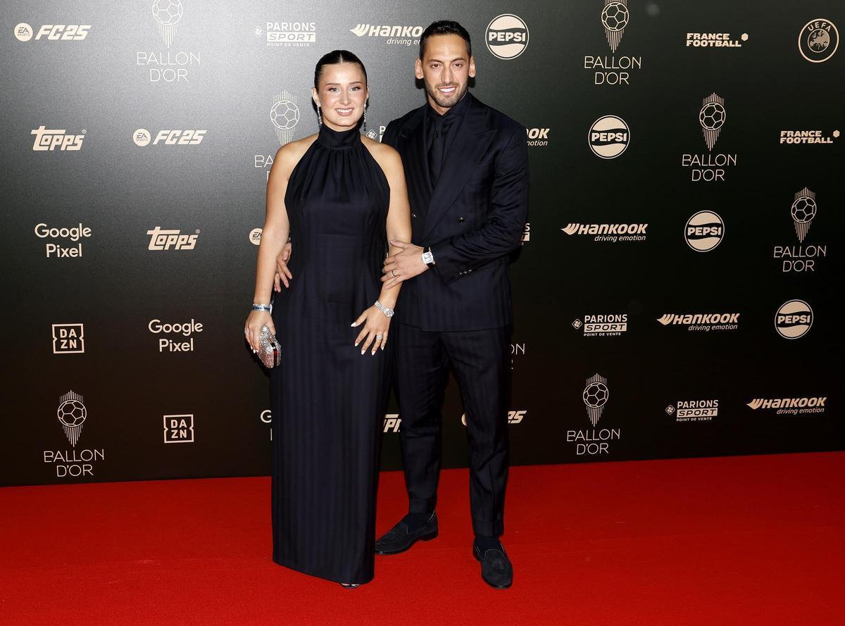El internacional turco Hakan Calhanoglu y su esposa Sinem Gundogdu.