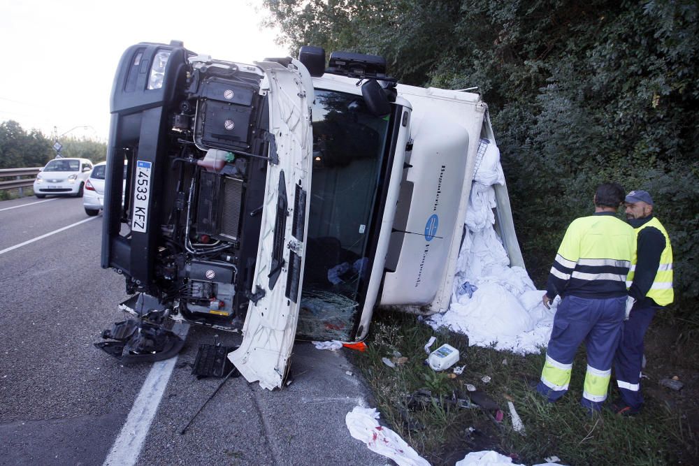 Un camió bolcat a Celrà provoca cues de fins a tres quilòmetres